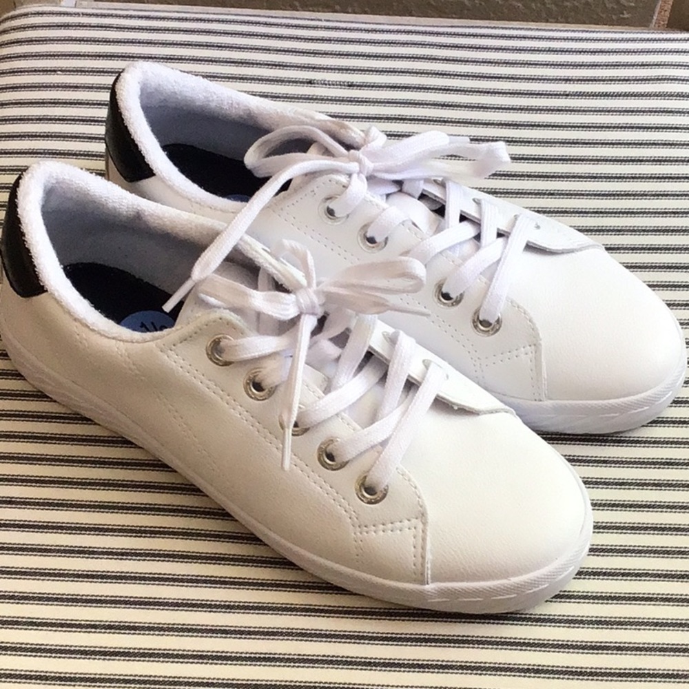 Sleek never worn Tommy Bahama sneakers